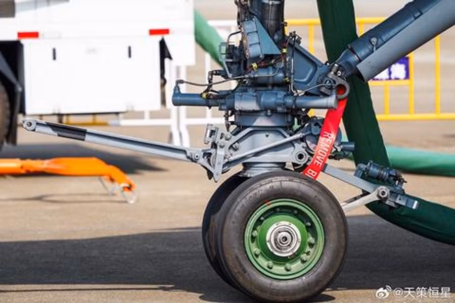 Thay đổi dễ nhận thấy nhất là bộ phận càng đáp của J-15T đã được tối ưu hóa cho cơ cấu phóng, khả năng cất cánh từ máy phóng điện từ sẽ mang lại cho tiêm kích hạm Trung Quốc tầm bay và tải trọng chiến đấu vượt trội.