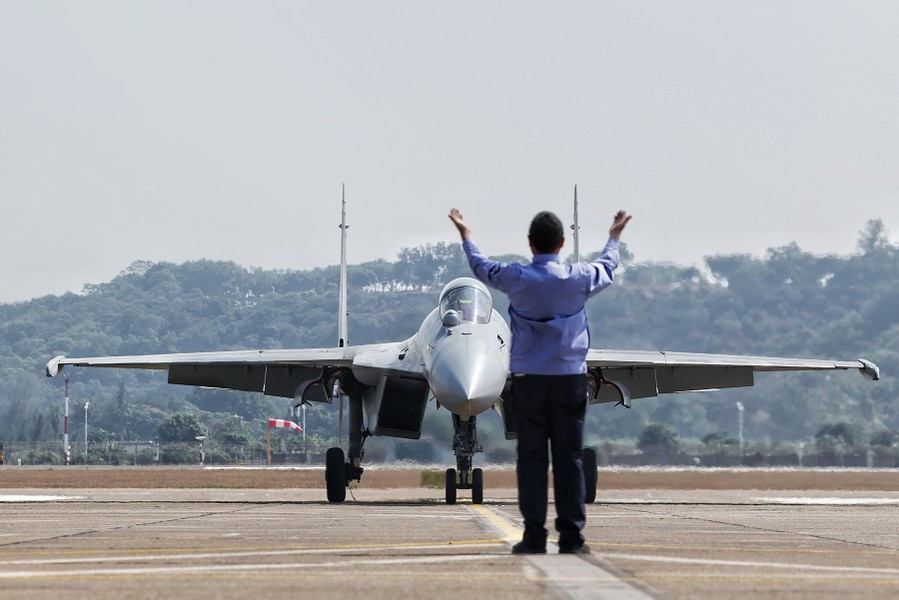 Tiêm kích Su-33 và J-15 nguyên bản do Trung Quốc chế tạo được thiết kế để cất cánh thông qua mũi dốc kiểu nhảy cầu, chúng có bán kính chiến đấu khoảng 1.200 km và tải trọng vũ khí 6.500 kg.