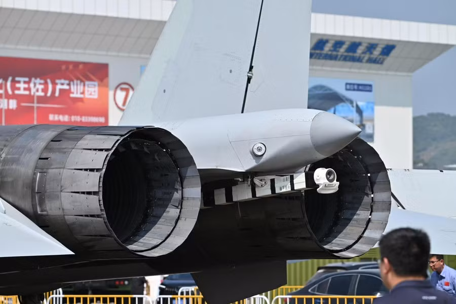 Thứ hai, chiếc J-15T đã được trang bị động cơ phản lực WS-10 do Trung Quốc sản xuất, có tính năng kỹ chiến thuật ưu việt hơn loại AL-31F của Nga lắp đặt trên những chiếc Su-33 hay J-15 đời đầu.