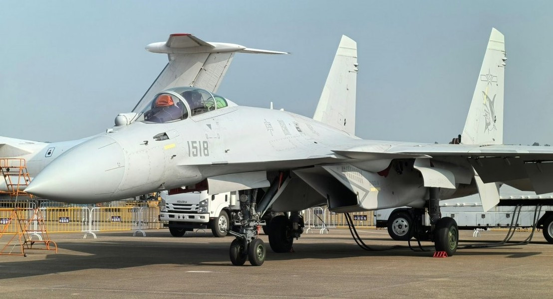 Thông tin hiện nay cho thấy Không quân Hải quân Trung Quốc có thể đã sở hữu ít nhất 15 chiếc J-15T mới nhất và tới 15 máy bay thuộc biến thể J-15B với buồng lái hai chỗ ngồi phục vụ mục đích huấn luyện.