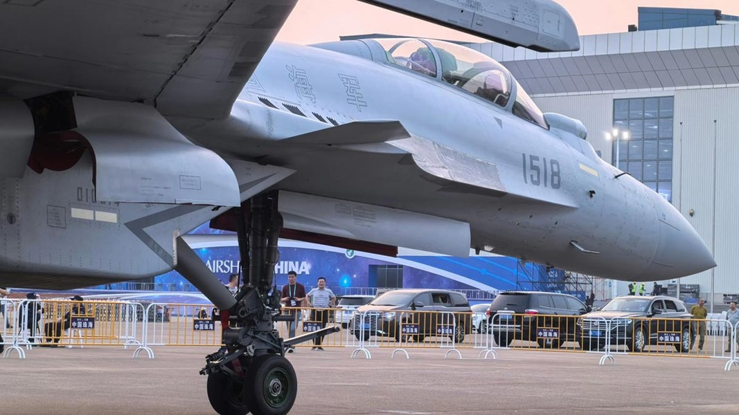 Tờ TWZ nhắc lại, "xương sống" của Lực lượng Hàng không Hải quân Trung Quốc là 66 tiêm kích J-15 - đây là bản sao trực tiếp dựa trên Su-33, nhưng sử dụng toàn bộ vũ khí và thiết bị điện tử hàng không nội địa.