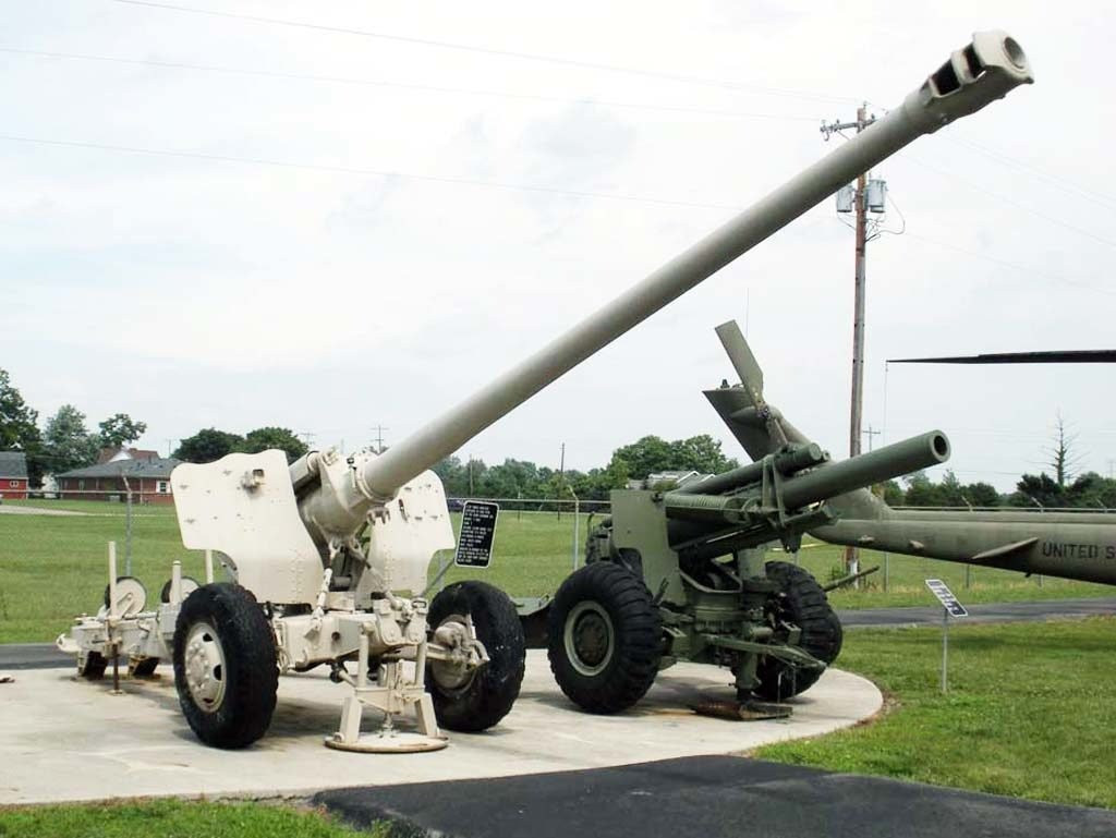 Lựu pháo D-74 được đặt trên hai bánh xe để tiện cho việc cơ động. Pháo sử dụng đạn nặng 25 kg và đạt vận tốc đầu nòng là 885 mét/giây. Thời gian chuyển từ trạng thái cơ động sang trạng thái chiến đấu chỉ trong vòng 2-2,5 phút và được vận hành bởi một kíp chiến đấu gồm 10 người.