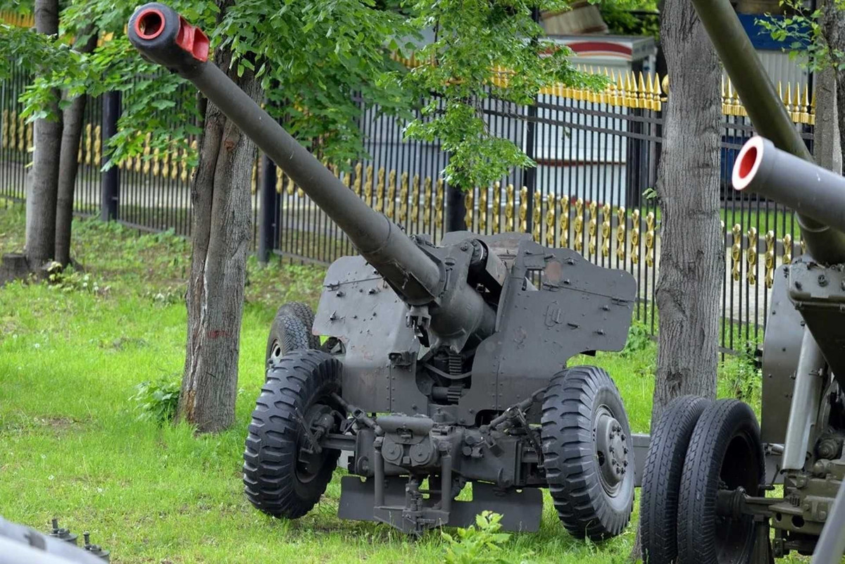 Theo các chuyên gia phương Tây, Triều Tiên được cho là nguồn cung cấp lựu pháo D-74 cho Quân đội Nga. Các đặc điểm của lựu pháo, chẳng hạn như bánh xe và các quả đạn pháo, trùng khớp với những đặc điểm được nhìn thấy trong kho vũ khí của Triều Tiên. Ảnh: Army Recognition.