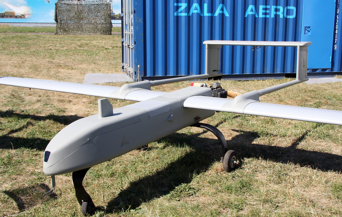 Ngoài ra, dòng UAV của ZALA, đặc biệt là Z-20, nổi bật với công nghệ trí tuệ nhân tạo và khả năng hoạt động trong môi trường nhiễu điện tử. Z-20 có thể bay xa hơn 100km, hoạt động liên tục trong 6 giờ và phân tích mục tiêu một cách tự động, hỗ trợ hiệu quả cho các quyết định chiến lược.