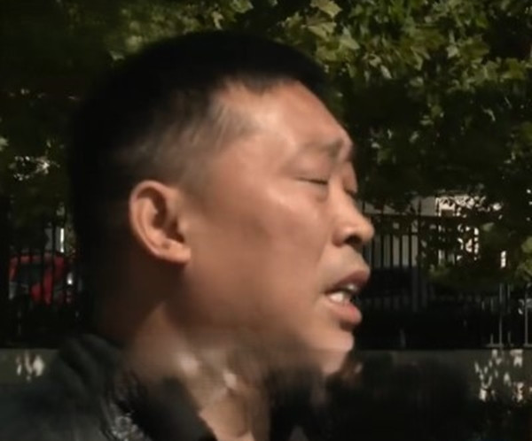 Trước những phản ánh của gia đình bé gái, phía bệnh viện đã đưa ra lời giải thích rằng trong quá trình phẫu thuật, bác sĩ đã phát hiện ra mắt trái của bé gái cũng có u nang và việc phẫu thuật mắt trái cũng phù hợp với quy trình y tế, có có sơ sót nào.