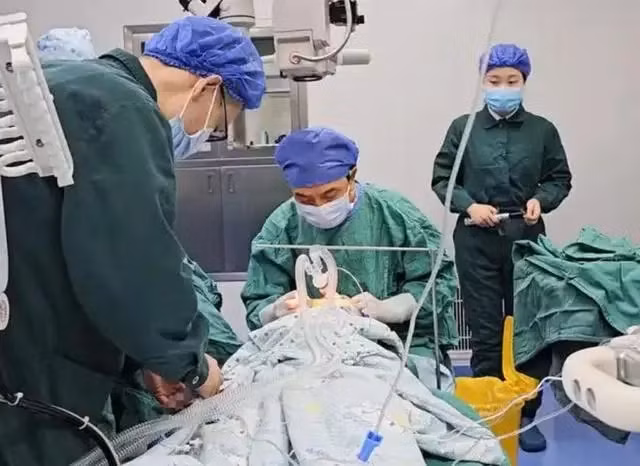 "Chúng tôi xin lỗi vì thiếu sót trong việc trao đổi thông tin với gia đình. Bác sĩ phẫu thuật có thể đã hành động vì lòng tốt, nhưng việc thiếu thông tin với gia đình là điều không thể chấp nhận được. Chúng tôi sẽ rút kinh nghiệm và nâng cao chất lượng dịch vụ trong thời gian tới", đại diện bệnh viện cho biết.