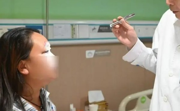 Bệnh viện cho biết bác sĩ mổ chính có thể đã hành động "vì lòng tốt" nhưng việc thiếu thông tin và trao đổi với gia đình là điều không thể chấp nhận.