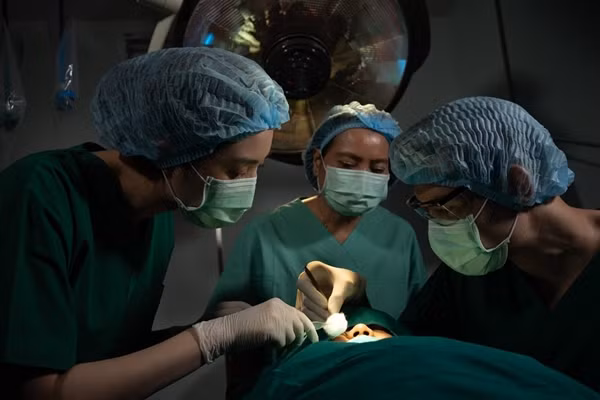 Cha của bé gái, anh Trương, khẳng định rằng bệnh viện chỉ tập trung kiểm tra mắt phải trước khi phẫu thuật và bác sĩ cũng chưa từng thông báo trước về việc xử lý phẫu thuật mổ mắt trái, gia đình không hiểu tại sao lại xảy ra sự việc này.