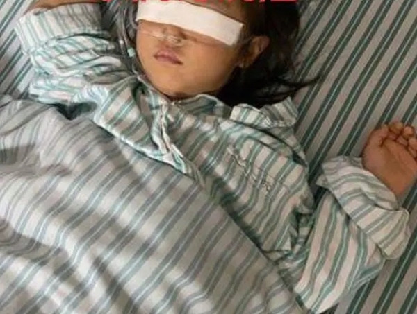 Gia đình bé gái vô cùng hoang mang và bức xúc vì trước đó không hề có bất kỳ cuộc kiểm tra nào đối với mắt trái của bé, gia đình cũng không nhận được thông báo nào từ bác sĩ về việc phẫu thuật thêm mắt trái.