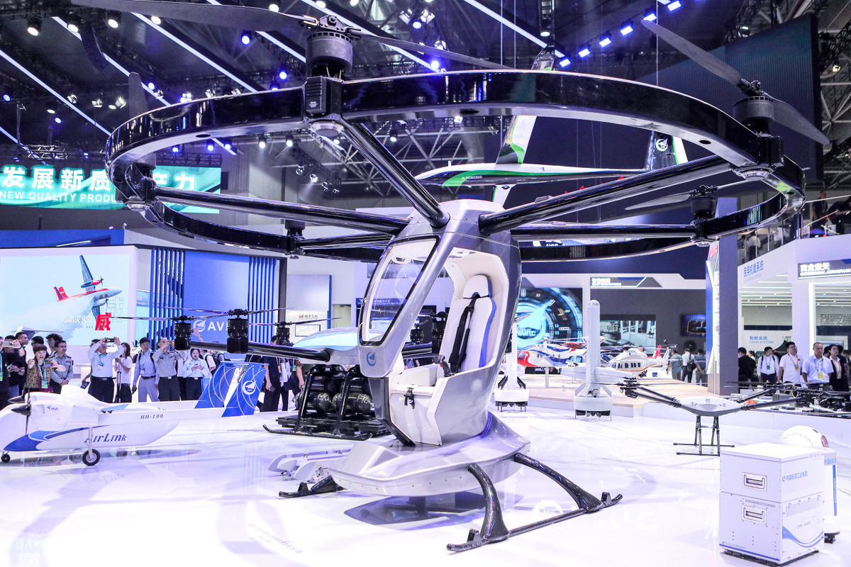 Không chỉ dừng lại ở công nghệ quân sự, Trung Quốc còn công bố những tiến bộ trong hàng không dân dụng và vũ trụ. Máy bay siêu thanh Yunxing với tốc độ dự kiến 4.900 km/h, dự kiến ra mắt vào năm 2027, đã trở thành tâm điểm. Đây là bước đột phá lớn, hứa hẹn định hình lại ngành vận tải hàng không với tốc độ nhanh gấp đôi tàu Concorde hay Tu-144.