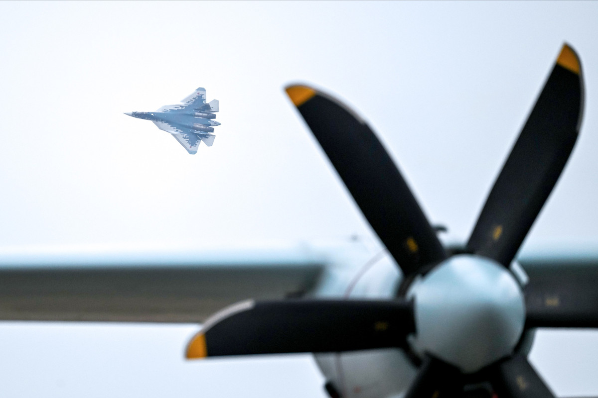 Đây là lần đầu tiên Su-57 được trình diễn tại một triển lãm quốc tế, nhấn mạnh vị thế của Nga trong lĩnh vực chiến đấu cơ thế hệ thứ năm. Các chuyên gia đánh giá, khả năng tác chiến và công nghệ hiện đại của Su-57 có thể tạo ra bước đột phá lớn trong chiến lược phòng thủ trên không, vượt qua các đối thủ như F-35 của Mỹ.