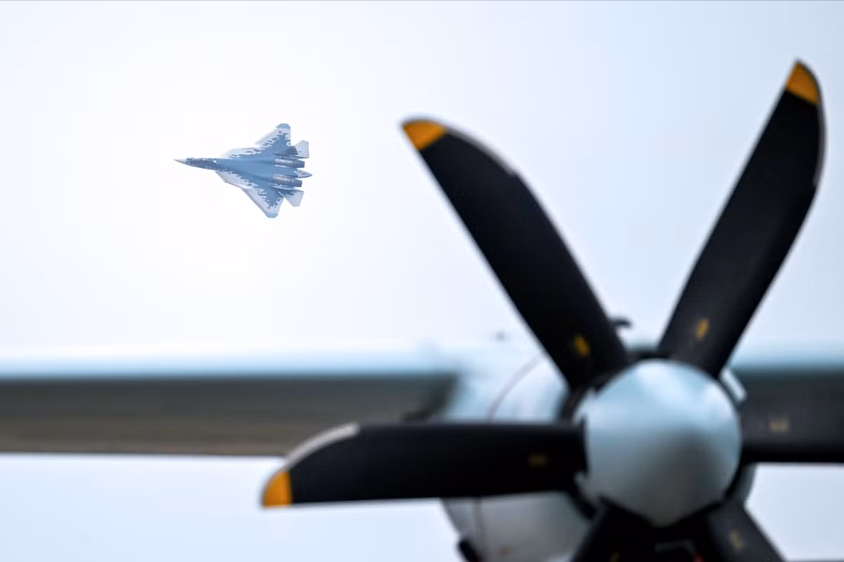 Đây là lần đầu tiên Su-57 được trình diễn tại một triển lãm quốc tế, nhấn mạnh vị thế của Nga trong lĩnh vực chiến đấu cơ thế hệ thứ năm. Các chuyên gia đánh giá, khả năng tác chiến và công nghệ hiện đại của Su-57 có thể tạo ra bước đột phá lớn trong chiến lược phòng thủ trên không, vượt qua các đối thủ như F-35 của Mỹ.