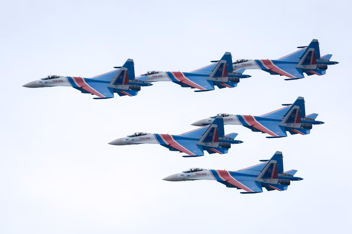 Những tràng pháo tay không ngớt cùng các video trên mạng xã hội Trung Quốc đã minh chứng sức hút mãnh liệt của đội bay này. Màn trình diễn không chỉ thể hiện kỹ năng điêu luyện của phi công Nga, mà còn là lời khẳng định cho sức mạnh và độ tin cậy của các chiến đấu cơ do Nga sản xuất. Điều này góp phần củng cố vị thế của Nga trên thị trường quốc tế, đặc biệt là tại khu vực châu Á-Thái Bình Dương.