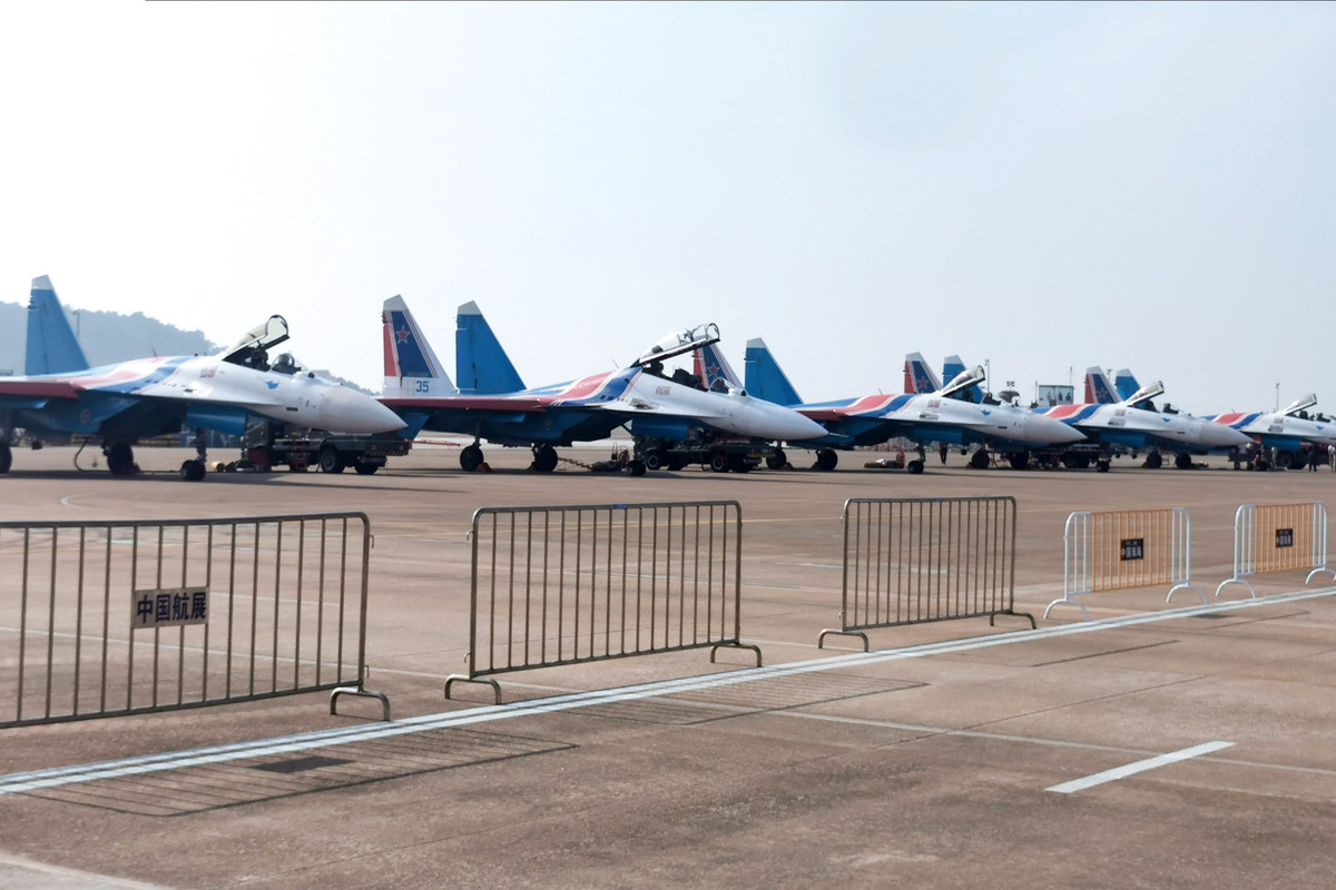 Đội bay "Những tráng sĩ Nga" đã trở lại sau 8 năm vắng bóng với dàn tiêm kích Su-35S và Su-30SM, mang đến màn trình diễn đặc sắc, bao gồm những kỹ thuật nhào lộn phức tạp như "Vòng lặp Nesterov" và "Hoa Tulip".