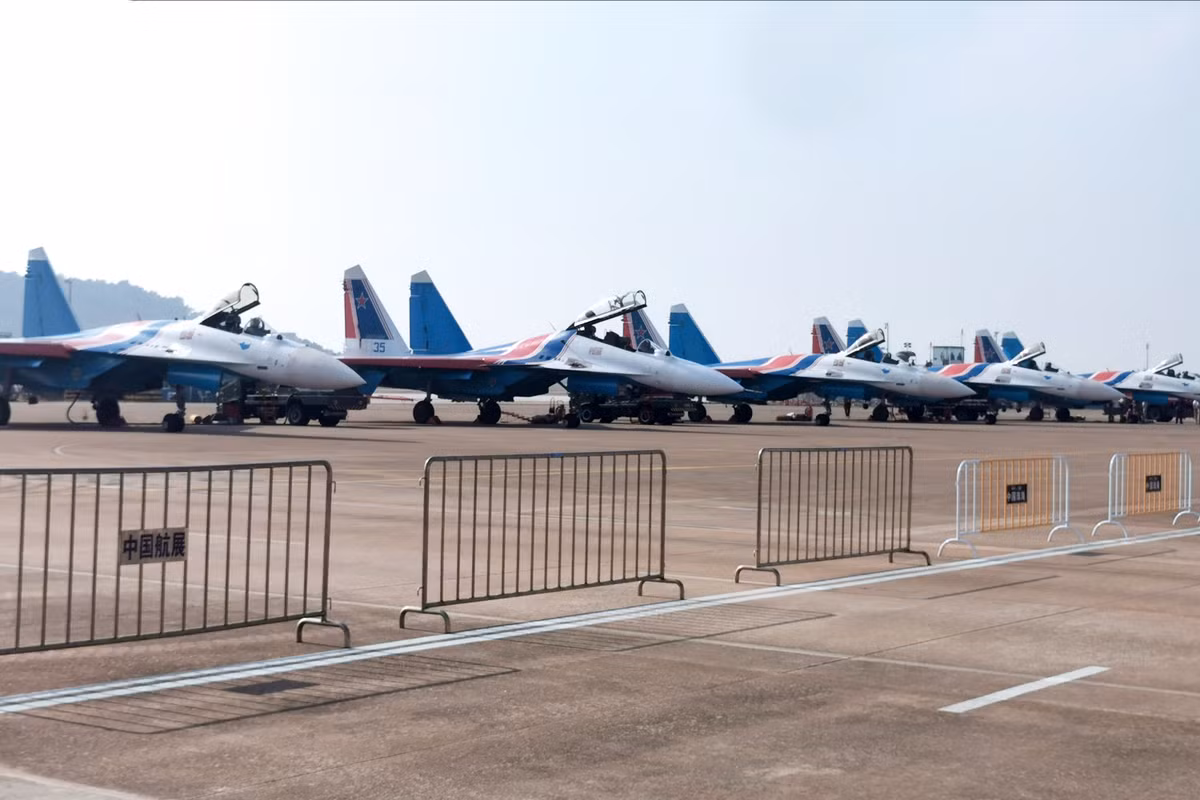 Đội bay "Những tráng sĩ Nga" đã trở lại sau 8 năm vắng bóng với dàn tiêm kích Su-35S và Su-30SM, mang đến màn trình diễn đặc sắc, bao gồm những kỹ thuật nhào lộn phức tạp như "Vòng lặp Nesterov" và "Hoa Tulip".