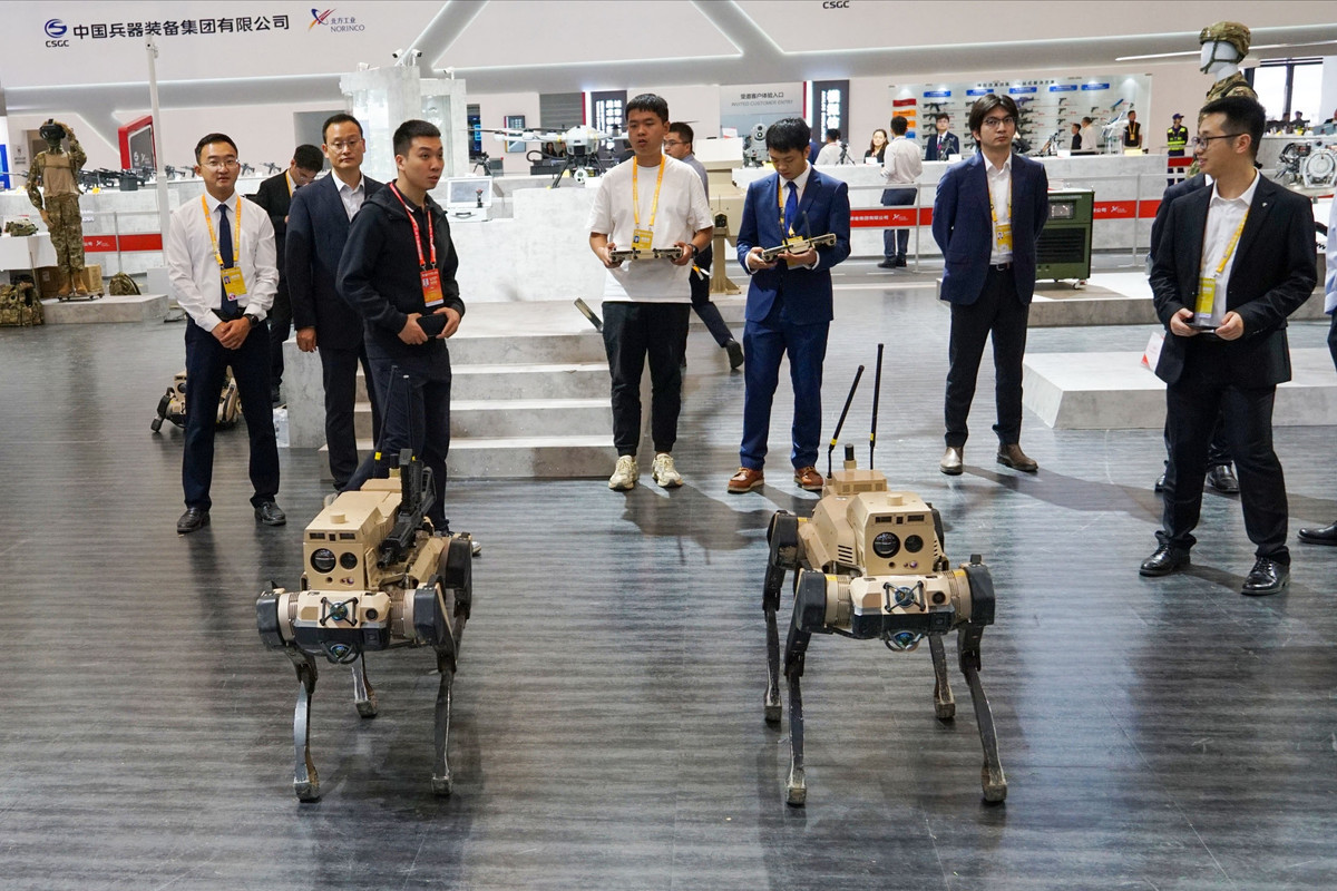 Ngoài ra, những chú "robot sói" - được trang bị vũ khí và khả năng hoạt động theo bầy đàn - cũng thu hút sự chú ý lớn từ khách tham quan. Những robot này không chỉ là công cụ chiến đấu mà còn mang lại hình dung rõ nét về tương lai của robot quân sự trong các chiến dịch đa dạng địa hình.