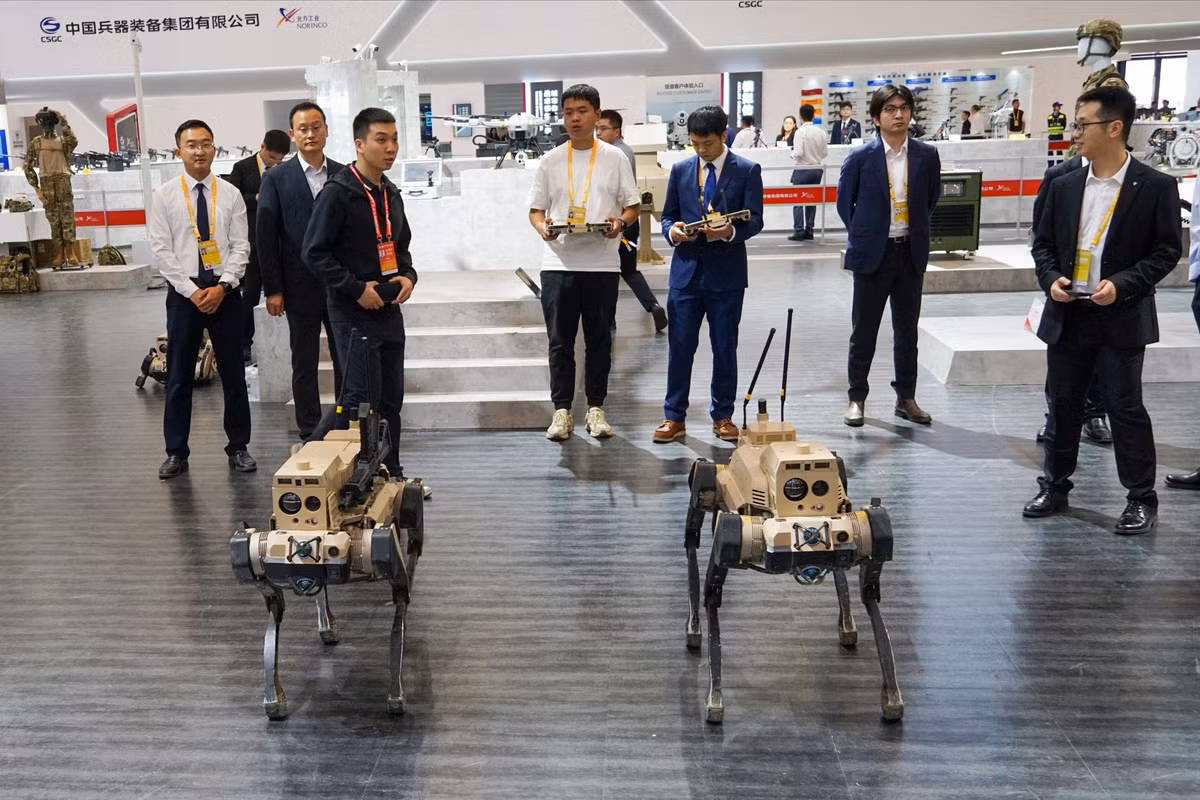 Ngoài ra, những chú "robot sói" - được trang bị vũ khí và khả năng hoạt động theo bầy đàn - cũng thu hút sự chú ý lớn từ khách tham quan. Những robot này không chỉ là công cụ chiến đấu mà còn mang lại hình dung rõ nét về tương lai của robot quân sự trong các chiến dịch đa dạng địa hình.