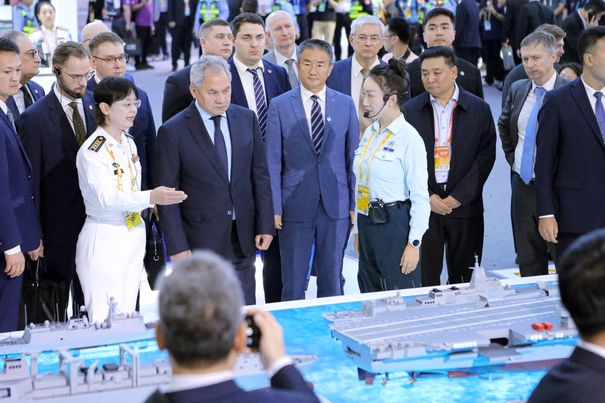 Đây cũng là một trong số ít triển lãm mà Nga hiện diện do ảnh hưởng của các xung đột toàn cầu. Sự kiện không chỉ là cơ hội để Nga khẳng định sức mạnh công nghệ quốc phòng, mà còn mở ra khả năng hợp tác với các đối tác quốc tế, đặc biệt là Trung Quốc, trong lĩnh vực hàng không và quốc phòng.