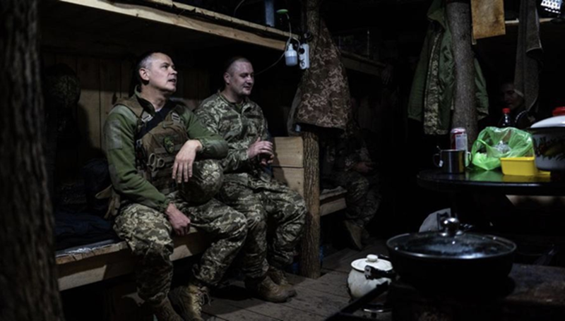 Theo nhà quan sát quân sự Yury Podolyaka, tinh thần của Quân đội Ukraine ở Pokrovsk đang suy sụp, ý chí kháng cự rõ rệt giảm sút. Do Quân đội Ukraine đã điều động một lượng lớn lực lượng tinh nhuệ tới chiến trường Kursk, khiến chất lượng binh lính của Quân đội Ukraine ở chiến trường miền đông giảm rõ rệt, số lượng cũng thiếu hụt nghiêm trọng. Ảnh: Anadolu Agency.