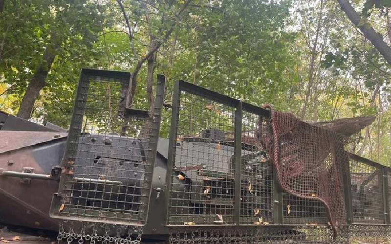 Trong quá trình vận chuyển, các công nhân đã kéo tấm bạt chống nước che phủ chiếc xe tăng. Chiếc xe tăng bị thu giữ trông có vẻ vẫn trong tình trạng tốt. Ở bên cạnh tháp pháo có thể nhìn thấy lưới thép chống máy bay không người lái – thường được gọi là “lồng chống UAV”. Ảnh: Steel Front.