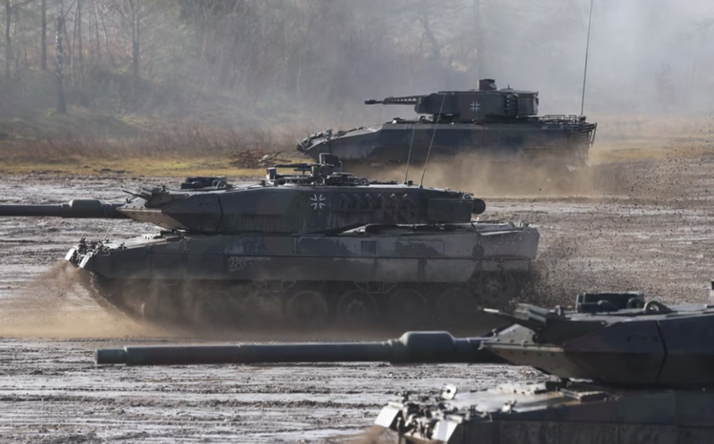 Mặc dù đã ra đời hơn 20 năm, Leopard 2A6 do Đức sản xuất vẫn được coi là một dòng xe tăng chủ lực hiện đại và hiệu quả. Các ưu điểm của nó so với xe tăng Nga bao gồm khả năng bảo vệ kíp lái tốt hơn, hệ thống pháo và điều khiển hỏa lực tiên tiến, loại giáp khác biệt, loại đạn sử dụng, và cả động cơ mạnh mẽ, hiệu quả. Ảnh: Politico.