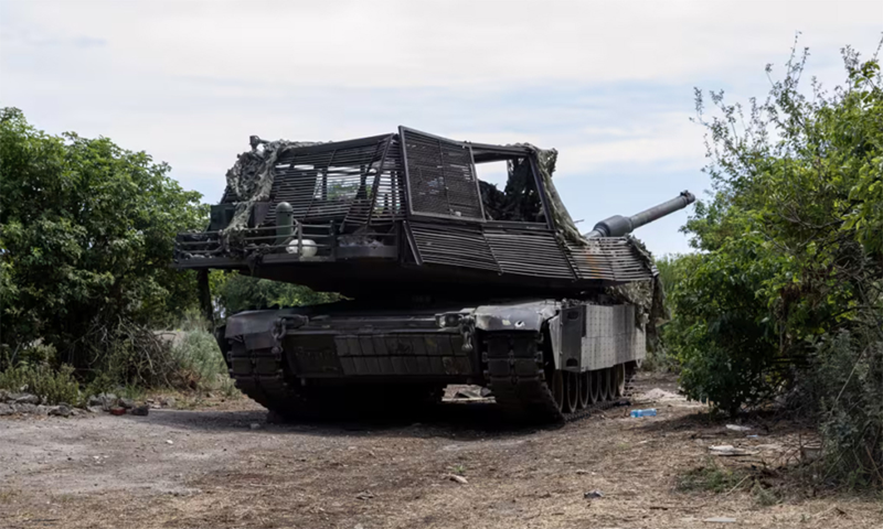 Loại giáp bổ sung này đã trở thành trang bị tiêu chuẩn trên chiến trường Ukraine, nhằm bảo vệ xe khỏi các máy bay không người lái cảm tử mang đầy chất nổ có thể phá hủy xe bọc thép nếu chúng chạm vào điểm yếu. Ảnh: Bộ Quốc phòng Ukraine.