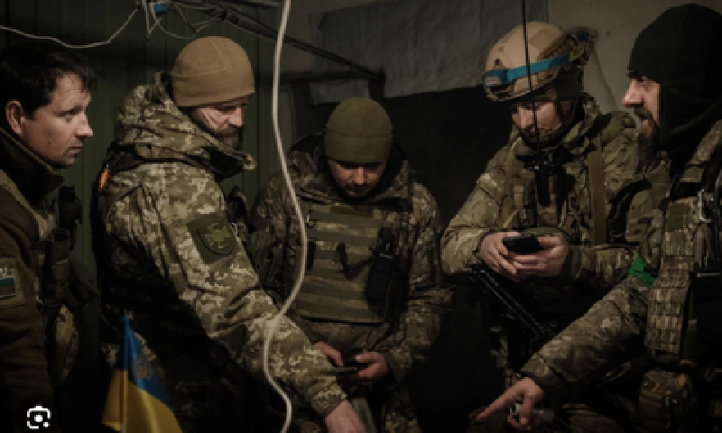 Trong khi đó, chuyên gia quân sự Nga Yuri Podolyaka cho rằng nguyên nhân thất bại của phòng tuyến Ukraine ở Pokrovsk nằm ở những yếu tố khác. Ông lưu ý rằng, theo lời Butusov, toàn bộ sự việc trông giống như một sự thiếu sáng suốt trong chỉ huy của Quân đội Ukraine. Ảnh: Bộ Quốc phòng Ukraine.