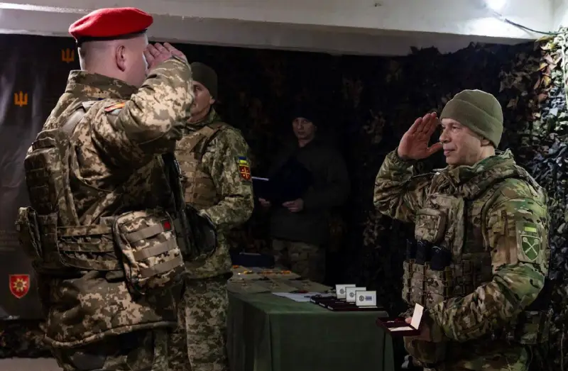 Về khó khăn tại Pokrovsk, Tổng Tư lệnh Lực lượng Vũ trang Ukraine, Tướng Syrsky, đã đăng một ghi chú trên một mạng xã hội, trong đó ông nói về chuyến đi của mình tới khu vực này. Ông cho biết các trận chiến đang diễn ra gần Pokrovsk “với một kẻ địch vượt trội về quân số”. “Những trận chiến cực kỳ khó khăn. Chúng ta phải đưa ra những quyết định không theo thông lệ”, ông nói. Ảnh: Topwar.