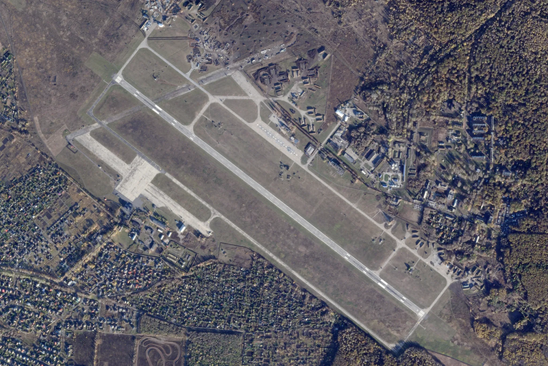 Mặc dù sân bay này đã bị đánh bom, nhưng theo kênh Telegram “Fighter Bomber”, Không quân Nga đã không triển khai máy bay quân sự tại sân bay này trong một thời gian dài. Quân đội Nga không hiểu tại sao Quân đội Ukraine lại tấn công một sân bay không còn sử dụng. Ảnh: Planet Labs.