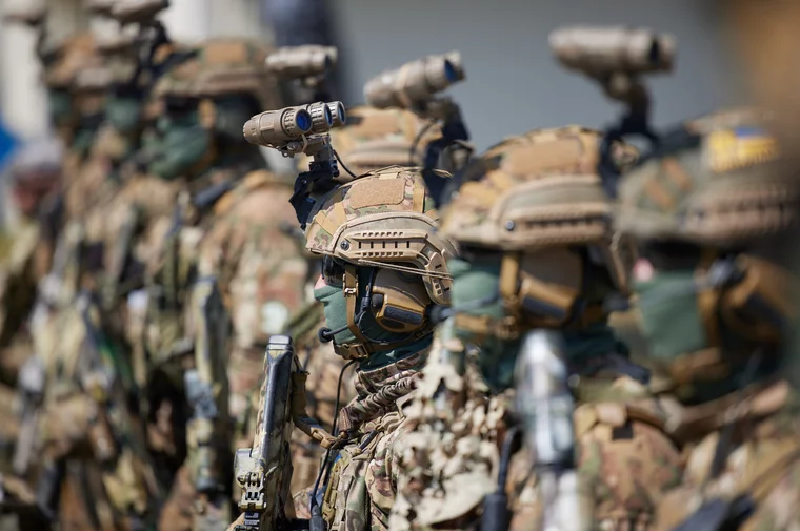 Theo số liệu của Quân đội Nga công bố, Ukraine vẫn còn 14 lữ đoàn ở Kursk, và tất nhiên đó đều là những lữ đoàn còn lại. Tờ Wall Street Journal dẫn thông tin từ Quân đội Ukraine cho biết, ở các đoạn khác nhau trên tuyến đường tiếp xúc Kursk, sức mạnh của quân Nga gấp 3 đến 10 lần quân Ukraine, điều này cho phép quân Nga tấn công liên tục từ sáng đến tối. Ảnh: Văn phòng Tổng thống Ukraine.