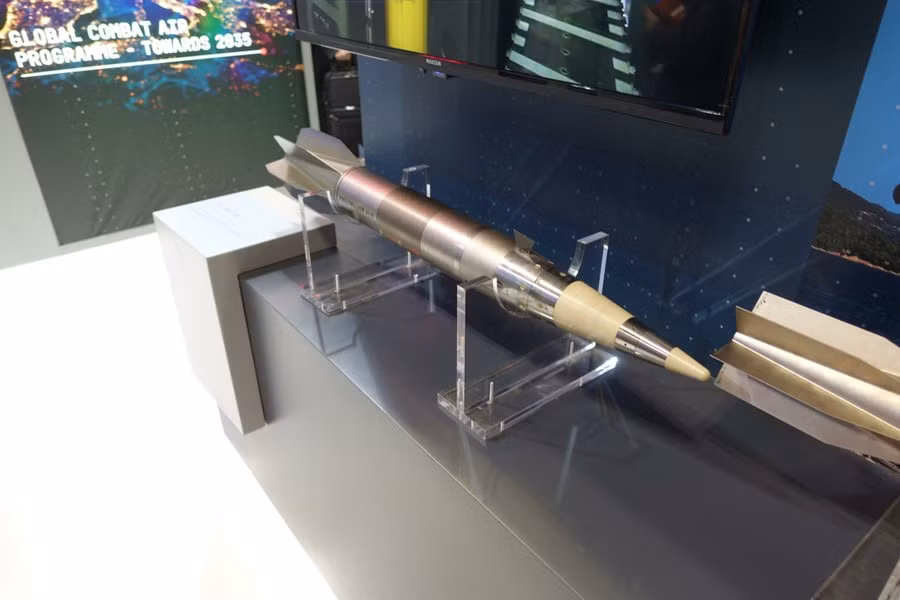 Tầm xa 100 km, tích hợp cả động cơ đẩy, cánh dẫn hướng và đầu dẫn đường, đạn pháo Vulcano thực chất là một quả tên lửa đạn đạo tầm ngắn, chi phí chế tạo nó vì vậy rõ ràng không thể rẻ.