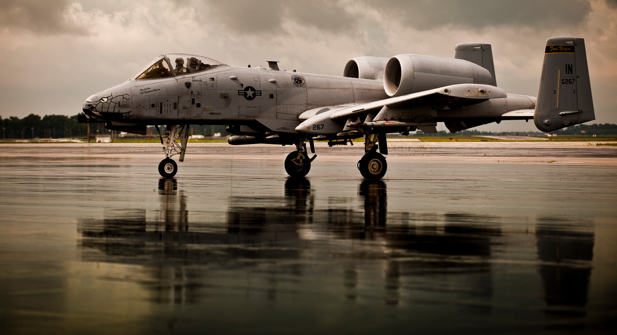 Máy bay tấn công A-10 Thunderbolt, có biệt danh là "Warthog", là một máy bay tấn công nổi tiếng với thiết kế chắc chắn và có khả năng hỗ trợ trên không tầm gần rất hiệu quả. Được trang bị hai động cơ phản lực cánh quạt General Electric TF34-GE-100, máy bay đạt tốc độ tối đa 833 km/h và có phạm vi chiến đấu là 460 km.