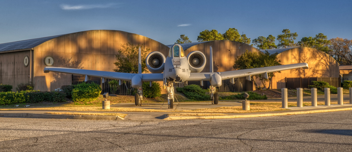A-10 Thunderbolt lần đầu tiên tham chiến trong Chiến dịch Bão táp sa mạc năm 1991, nó đã phá hủy hàng trăm xe tăng của Iraq. Chiếc máy bay này cũng đã chứng minh được hiệu quả trong các cuộc xung đột như ở Afghanistan và gần đây hơn là ở Syria, nơi nó được triển khai chống lại Nhà nước Hồi giáo tự xưng IS.