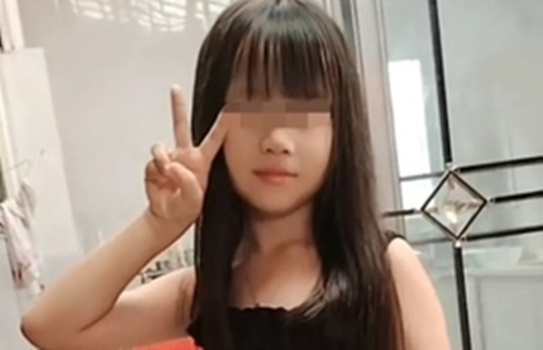 Ngay sau khi nhận được báo cáo, đồn công an địa phương đã cử nhiều cảnh sát đến hiện trường để điều tra. Đồng thời, họ cũng sắp xếp khám nghiệm tử thi để xác định xem cái chết của bé gái là do tai nạn hay liên quan đến một vụ án hình sự.