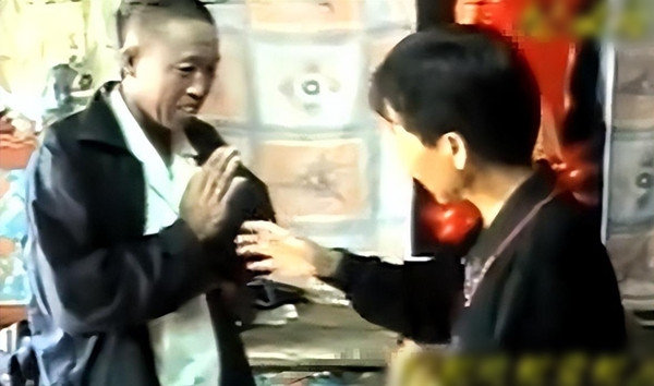 Câu chuyện của ông Hàn là lời cảnh báo rằng ăn thịt rắn có thể gây ra những hậu quả nguy hiểm nếu không biết cách xử lý đúng. Hãy cẩn trọng với những thực phẩm lạ, khi gặp vấn đề về sức khỏe, hãy tìm đến bác sĩ để được điều trị đúng cách.