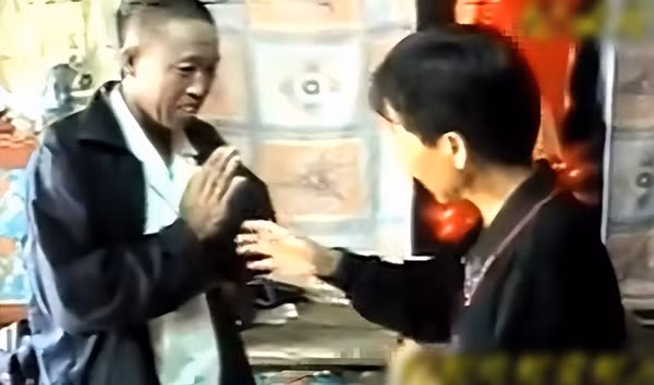 Câu chuyện của ông Hàn là lời cảnh báo rằng ăn thịt rắn có thể gây ra những hậu quả nguy hiểm nếu không biết cách xử lý đúng. Hãy cẩn trọng với những thực phẩm lạ, khi gặp vấn đề về sức khỏe, hãy tìm đến bác sĩ để được điều trị đúng cách.