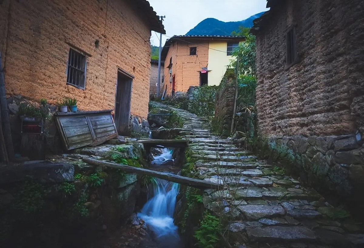 Câu chuyện về việc ăn thịt rắn dẫn đến biến thành "người rắn" được đồn thổi và gây xôn xao một ngôi làng xa xôi tại Liêu Ninh, Trung Quốc. Vậy, sự thật câu chuyện này là gì? Theo Sohu, sau khi ăn thịt rắn, cơ thể ông Hàn Vĩnh Ba bắt đầu trải qua những biến đổi bất thường. Làn da của ông bắt đầu rụng đi và xuất hiện vảy giống như vảy rắn, chỉ cần chạm nhẹ là vảy sẽ rơi rụng, trông vô cùng đáng sợ. (Ảnh: Sohu, DT, IT)