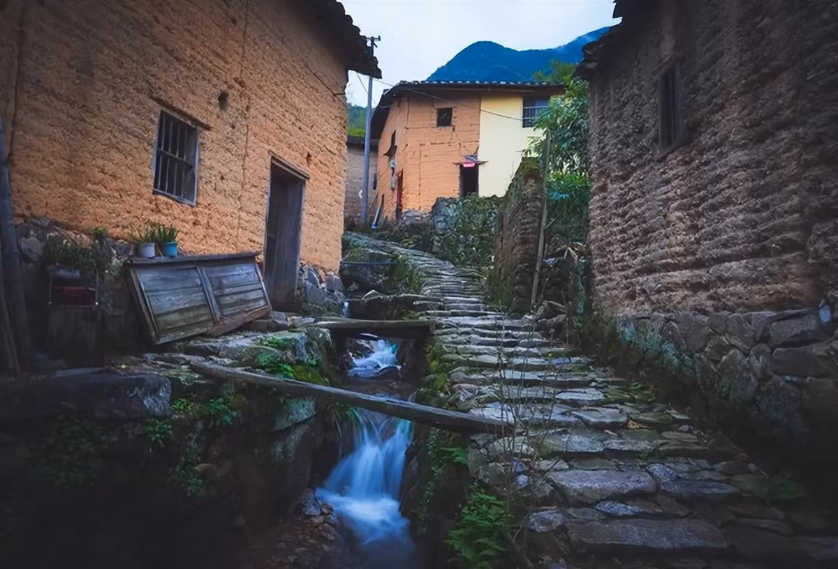 Câu chuyện về việc ăn thịt rắn dẫn đến biến thành "người rắn" được đồn thổi và gây xôn xao một ngôi làng xa xôi tại Liêu Ninh, Trung Quốc. Vậy, sự thật câu chuyện này là gì? Theo Sohu, sau khi ăn thịt rắn, cơ thể ông Hàn Vĩnh Ba bắt đầu trải qua những biến đổi bất thường. Làn da của ông bắt đầu rụng đi và xuất hiện vảy giống như vảy rắn, chỉ cần chạm nhẹ là vảy sẽ rơi rụng, trông vô cùng đáng sợ. (Ảnh: Sohu, DT, IT)