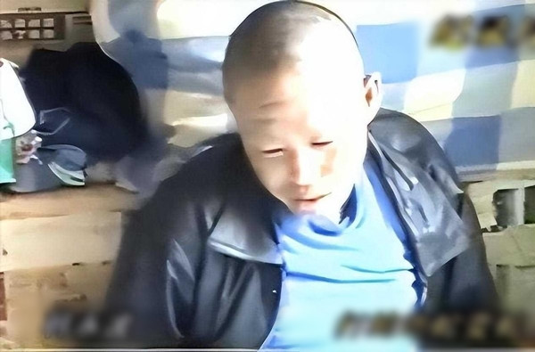 Một ngày, khi ông Hàn đang nghỉ ngơi tại sân sau nhà một người dân sau khi làm việc, chủ nhà phát hiện ra một con rắn dài hơn một mét đang tìm cách ăn trộm trứng gà trong ổ. Với sự nhanh nhẹn của mình, ông Hàn bắt sống con rắn, lấy gan rắn ăn sống, rồi cho xác rắn vào nước để qua đêm. Tuy nhiên, chính hành động này đã dẫn đến những biến đổi kinh hoàng trên cơ thể ông.