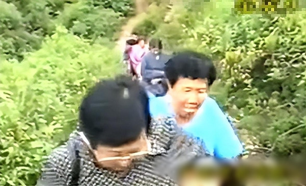 Sau 4 tháng bệnh trở nặng, ông Hàn nhận ra mình đã bị lừa và xin bác sĩ trở lại điều trị. Bác sĩ dù rất giận nhưng nhìn thấy tình trạng của ông Hàn quá tồi tệ nên chấp nhận tiếp tục điều trị cho ông.