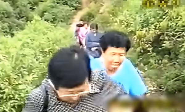 Sau 4 tháng bệnh trở nặng, ông Hàn nhận ra mình đã bị lừa và xin bác sĩ trở lại điều trị. Bác sĩ dù rất giận nhưng nhìn thấy tình trạng của ông Hàn quá tồi tệ nên chấp nhận tiếp tục điều trị cho ông.