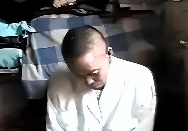 Ngày hôm sau, sau khi ăn thịt con rắn đó, ông Hàn bắt đầu cảm nhận những thay đổi trên cơ thể. Da ông trở nên sẫm màu, ban đầu ông nghĩ là do làm việc ngoài trời nắng nhiều. Nhưng chỉ vài ngày sau, da ông chuyển sang màu tím đen, lông trên cơ thể cũng rụng dần.