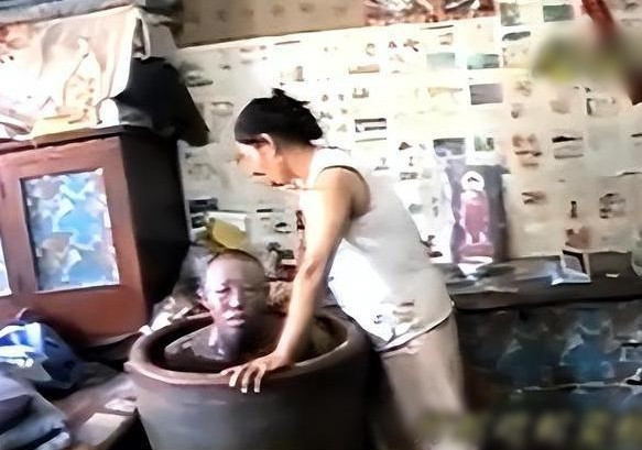 Tuy nhiên, giữa lúc bệnh tình đang thuyên giảm, một người tự xưng là "tiên nhân" xuất hiện và nói với gia đình ông Hàn rằng ông bị "rắn đực" trả thù vì đã giết "rắn cái". Gia đình ông Hàn tin vào lời này và dừng việc điều trị, thay vào đó là thắp hương và cầu nguyện để xin tha thứ từ "thần rắn". Điều này khiến bệnh tình của ông Hàn lại trở nên tồi tệ hơn.