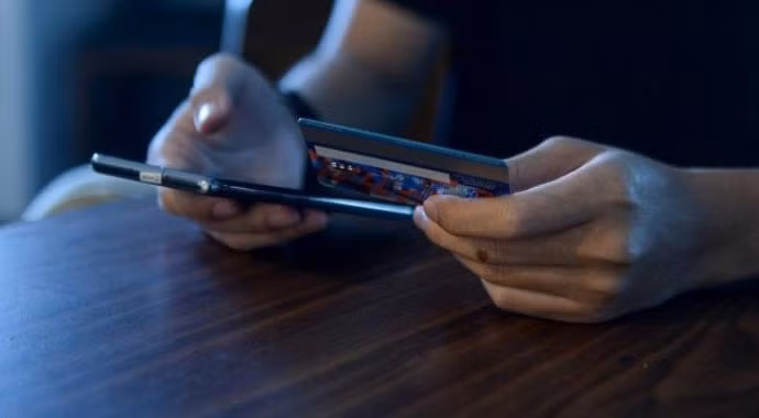 Tuy nhiên, ngay từ những thông tin ban đầu, các điều tra viên đã nhận thấy nhiều điểm bất thường. Thứ nhất, việc xác minh danh tính thẩm phán họ Sư gặp nhiều khó khăn, không tìm thấy bất kỳ thông tin nào trùng khớp.