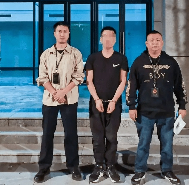 Màn kịch tinh vi của "thẩm phán giả" họ Sư cuối cùng đã bị bại lộ. Cảnh sát đã nhanh chóng xác định được đối tượng cung cấp ma túy giả là người đàn ông họ Uông và tiến hành bắt giữ cả hai. Hiện tại, vụ án đang được tiếp tục điều tra, làm rõ thêm các chi tiết liên quan đến đường dây cung cấp ma túy bất hợp pháp này. (Trong ảnh là Sư bị bắt tại đồn công an).