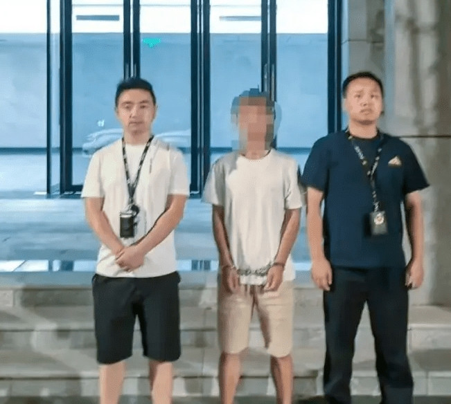 Sự việc này không chỉ là một bài học cảnh tỉnh về những hệ lụy của việc sử dụng ma túy mà còn cho thấy sự tinh vi của các thủ đoạn lừa đảo, cũng như sự quyết tâm của lực lượng chức năng trong việc đấu tranh chống tội phạm. (Trong ảnh là Uông bị bắt tại đồn công an)