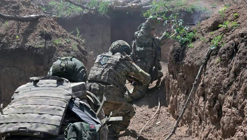 Theo hãng thông tấn Nga RIA Novosti, Bộ Quốc phòng Nga cho biết các lực lượng Nga đã triển khai chiến thuật “săn sói” tại hướng Kurakhove. Theo đó, Quân đội Nga chia thành các nhóm nhỏ để bao vây lực lượng Ukraine. Ảnh: Sputnik.