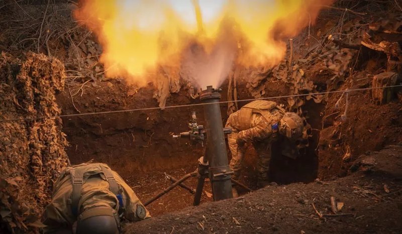 Quân đội Nga cũng chiếm lĩnh các điểm cao chiến lược và các pháo đài, cắt đứt đường rút lui của Ukraine, buộc họ phải đầu hàng. Đáng chú ý, lực lượng tấn công Nga được hỗ trợ bằng pháo và súng cối, xe tăng, máy bay không người lái trinh sát. Sự phối hợp này giúp quân Nga đánh bại lực lượng Ukraine và đạt được chiến thắng về mặt chiến thuật. Ảnh: IT.