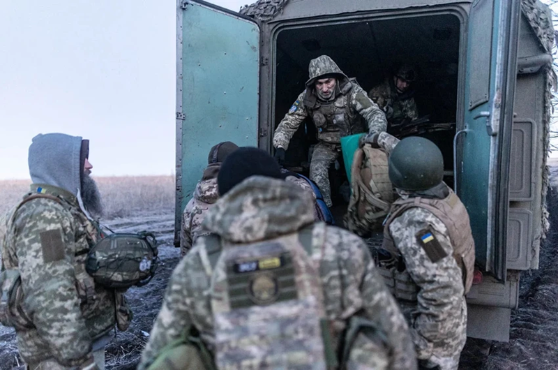 Theo báo cáo từ tiền tuyến Nga, Quân đội Nga đang tiến công tại các khu vực Elizavetovka, Trudovoy và Illinka. Trái ngược với đà tiến công mạnh mẽ của quân Nga, lực lượng Ukraine ở tiền tuyến suy giảm tinh thần nghiêm trọng do tổn thất nặng nề. Ảnh: Anadolu Agency.
