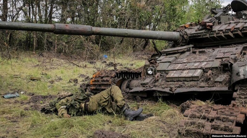 Tóm lại, khoảng một nửa diện tích Kurakhove hiện đang nằm dưới sự kiểm soát của Quân đội Nga, trong khi tổn thất của Quân đội Ukraine tăng lên đáng kể. Trên các cánh đồng gần khu vực Sontsovka, thi thể của binh sĩ Ukraine nằm la liệt. Ảnh: Reuters.